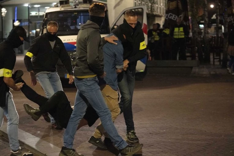 METROPOLA PRED RASPADOM: Uhapšena čak 281 osoba na protestu, policajci tukli građane PENDRECIMA!