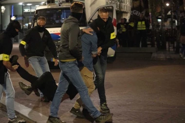 DEMONSTRACIJE OPOZICIJE, POŽAR U ZGRADI PARLAMENTA! Vatrogasci se bore sa stihijom dok učesnici traže ostavku predsednika države