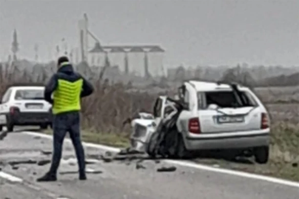 UKRAO DETE IZ VRTIĆA, PA SE NAMERNO ZAKUCAO U KAMION? Jezivi detalji saobraćajne nesreće kod Vršca, u kojoj su stradali otac (35) i sin (2)