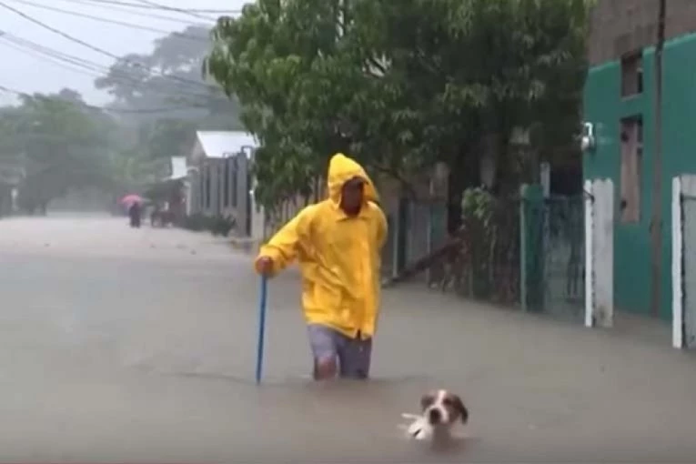 SMRTONOSNA OLUJA DIVLJA PO ZEMLJI, IMA ŽRTAVA! Naložena hitna evakuacija, jezivi prizori s lica mesta (VIDEO)