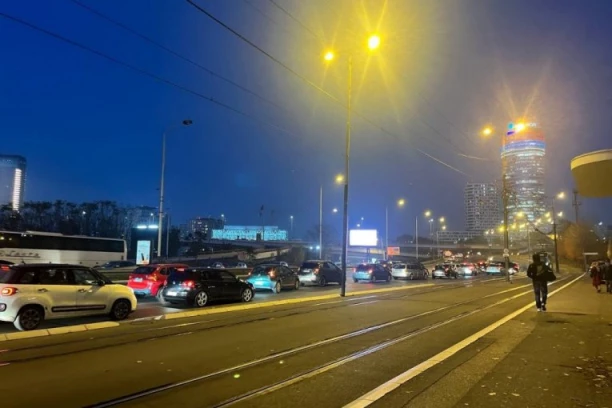 SAOBRAĆAJNI KOLAPS NA BEOGRADSKIM ULICAMA: Vozila mile, autobusi krcati! (FOTO, VIDEO)