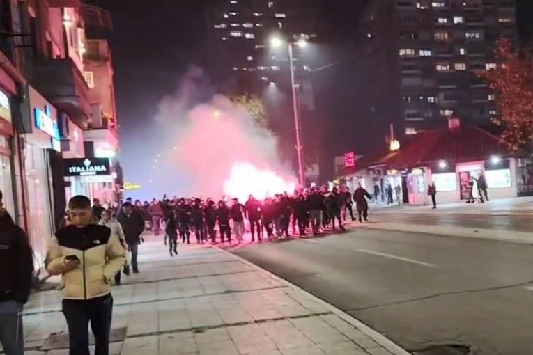 KORTEO KRENUO KA STADIONU! Navijači Srbije se zagrejali, pa rešili da zauzmu tribine