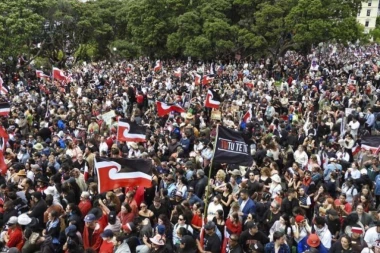 VIŠE OD 35.000 DEMONSTRANATA ISPRED PARLAMENTA: Na jedan od najvećih protesta u istoriji zemlje STIGLA I KRALJICA (FOTO/VIDEO)