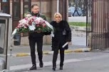 VODITELJI PINKA UTUČENI: Jovana Jeremić na sahranu Željkove majke stigla sa Draganom, tu su i druga poznata TV lica! (VIDEO)