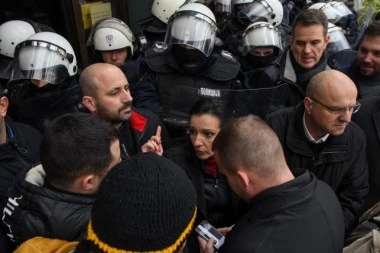 JURIŠNIK MARINIKE TEPIĆ UDARIO POLICAJCA U NOVOM SADU: Odbornik Srđan Đurić zajedno sa "ekipom"pravi haos! Hoće da biju i službena lica (VIDEO)