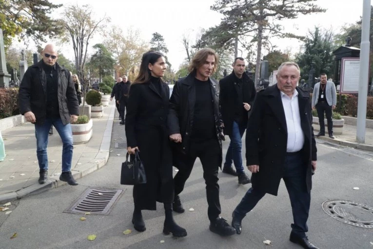 BIVŠI VODITELJ PINKA NA SAHRANI ŽELJKOVE MAJKE: Mitrović ga je OTKRIO, došao da ispoštuje nekadašnjeg šefa! (FOTO)