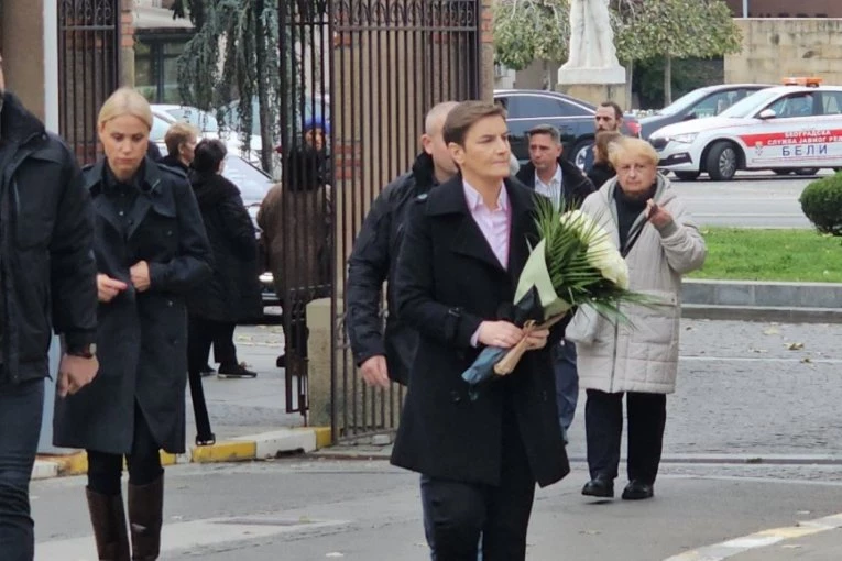 ANA BRNABIĆ STIGLA NA SAHRANU MAJKE ŽELJKA MITROVIĆA! (FOTO)