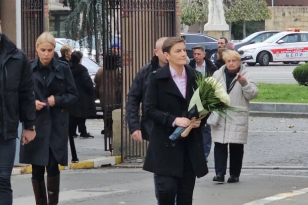 ANA BRNABIĆ STIGLA NA SAHRANU MAJKE ŽELJKA MITROVIĆA! (FOTO)