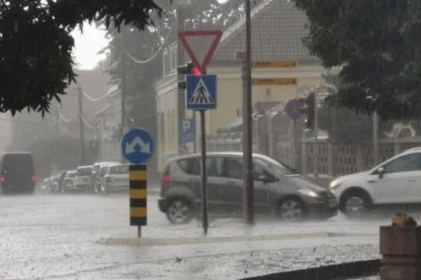 JAKO OLUJNO NEVREME POGODILO ZAPAD SRBIJE: U Kosjeriću silovit vetar oborio semafor pa nastao kolaps u saobraćaju (FOTO)