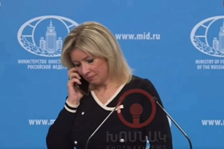 MARIJA ZAHAROVA USRED BRIFINGA DOBILA POZIV OD KOJEG JE POCRVENELA! "Mašo, ne govori ništa, udari balističkim projektilima po Dnjepru" (VIDEO)