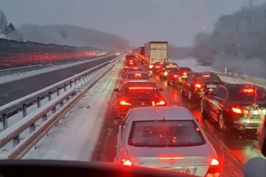 SAOBRAĆAJ NA AUTO-PUTU "MILOŠ VELIKI" U KOLAPSU! Kolona kilometarska, sve stoji, vozači izlaze iz automobila! (FOTO)