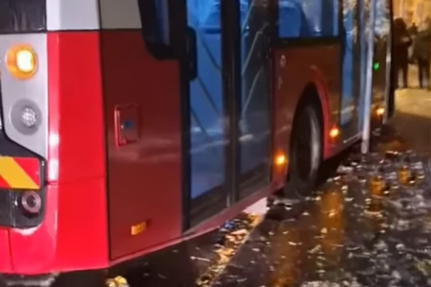 KARAMBOL NA PETLOVOM BRDU! Proklizao GSP autobus, rušio sve pred sobom! POKOSIO SVE BANDERE I ZNAKOVE! (VIDEO)