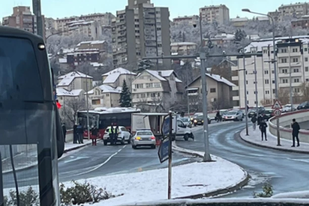 LANČANI SUDAR U RAKOVICI! Kamion proklizao u suprotnu traku na nadvožnjaku, kolona autobusa stoji! (VIDEO)