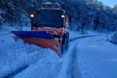 PUTEVI PROHODNI PREKO ZLATIBORA I NOVE VAROŠI: Sada je sve pod kontrolom, nije zavejana čak ni kritična tačka na Goliji (FOTO)