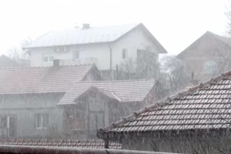 JUTRA DOČEKUJU U STRAHU I NEIZVESNOSTI: Naređena hitna evakuacija ljudi zbog pokretanja klizišta, situacija alarmantna (VIDEO)