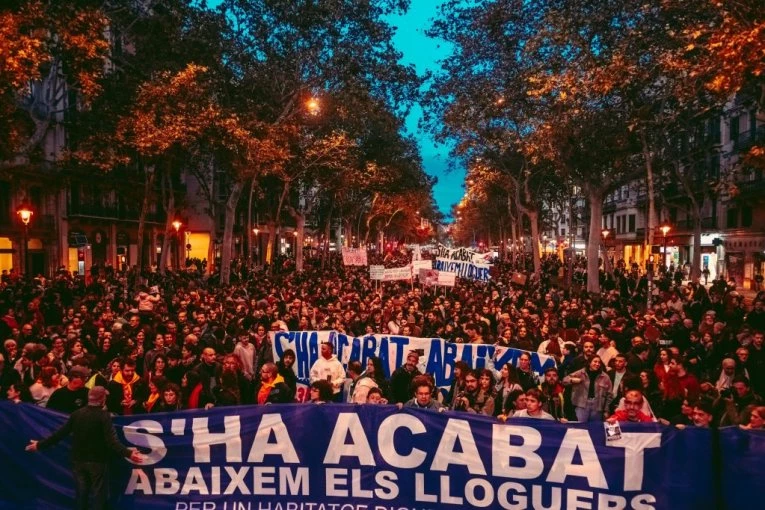 "TROŠIMO POLA PLATE NA STAN! DOSTA JE": Hiljade ljudi izašlo na ulice metropole! Kadrovi s protesta obišli svet (VIDEO)