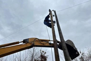 TIHI HEROJI SRBIJE: Po nevremenu, kiši i snegu rade na nepristupačnom terenu kako bi pomogli građanima (FOTO)