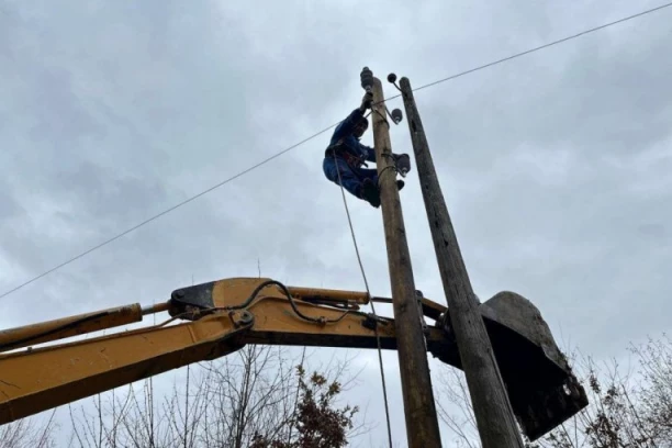 TIHI HEROJI SRBIJE: Po nevremenu, kiši i snegu rade na nepristupačnom terenu kako bi pomogli građanima (FOTO)