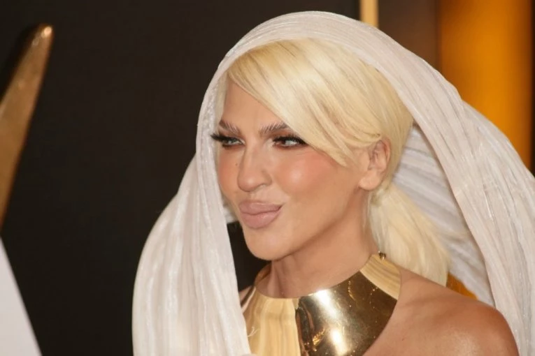 U STILU GRČKE BOGINJE! Jelena Karleuša predstavila SVOJ NAJNOVIJI PROJEKAT, kreacija koju je ponela OSTAVLJA BEZ DAHA!