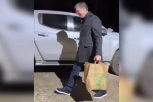 VUČIĆ OBRADOVAO RADNIKE NA AUTO-PUTU KA POŽAREVCU! Doneo im jabuke i sendviče: "Srbija radi, Srbija se gradi!" (VIDEO)