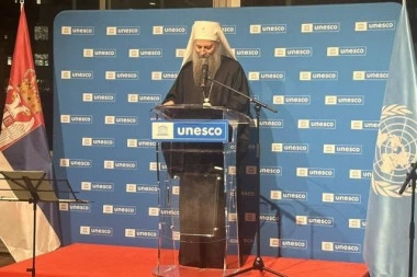 MIRIS TAMJANA SE PROŠIRIO PARIZOM: Patrijarh Porfirije u sedištu UNESCO-a otvorio izložbu o srpskim svetinjama na Kosmetu