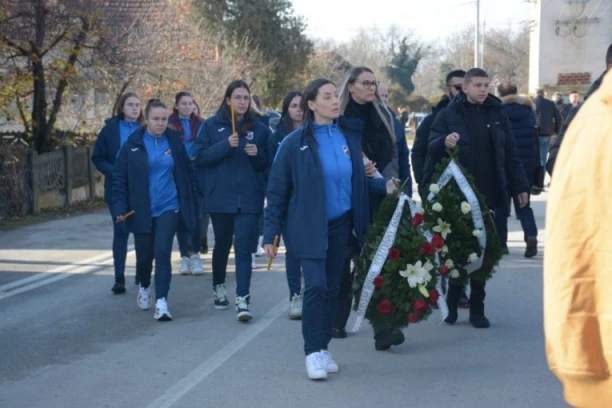 ISPRAĆAJ VELIKOG SPORTSKOG RADNIKA: Od Dragana Markovića Palme se opraštaju i jagodinske rukometašice! (FOTO GALERIJA, VIDEO)