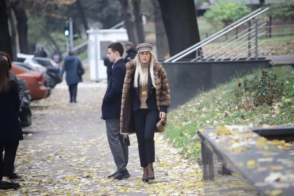 SUPRUGA MARKA MESARA SKOCKANA KAO ZA PISTU STIGLA NA SUĐENJE OZLOGLAŠENOM KLANU! Ponela budnu, brendiranu torbicu i odelo od nekoliko hiljada evra! (FOTO)