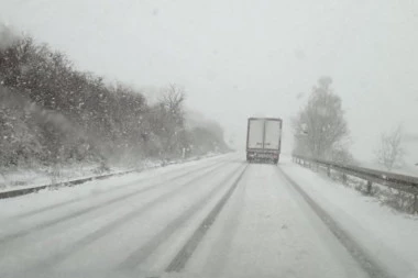 MEĆAVA PARALISALA ZLATIBOR! Napadalo 20 centimetara snega, zabrana kretanja vozila na OVIM deonicama!