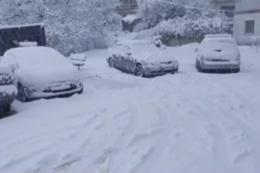 ZAVEJAN I OVAJ DEO ZEMLJE! Sneg napadao tokom noći! (VIDEO)