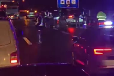 POVREĐENA DVOJICA POLICAJACA! Fijat se zakucao u vozilo MUP-a! NESREĆA NA AUTO-PUTU! (VIDEO)