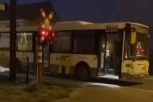 JEZIVO! AUTOBUS PUN DECE SE POKVARIO NASRED PRUGE: Kompozicija potpuno raznela vozilo, ON JE SPREČIO NAJGORE (FOTO/VIDEO)