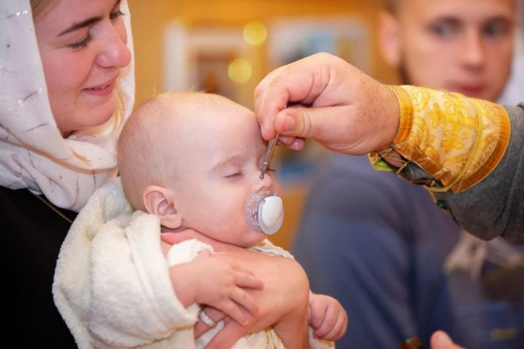 ODBIO JE DA BUDE KUM NA KRŠTENJU DETETA SVOG PRIJATELJA: U tome su ga svi podržali, evo i zašto!