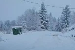 SRBIJU ZAVEJALA ŽESTOKA MEĆAVA! Na Zlatiboru napadalo 20 cm snega, stanovnici Jabuke zarobljeni (FOTO)