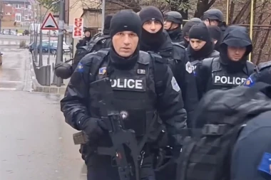 OPSADNO STANJE NA SEVERU MITROVICE! Nakon eksplozije,  na desetine Kurtijevih naoružanih policajaca upalo u grad i teroriše Srbe! (VIDEO)