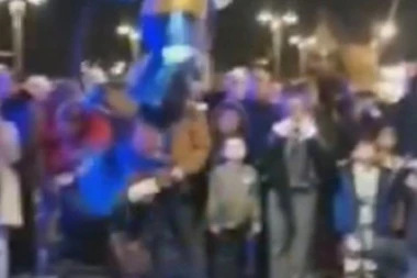 POJAVIO SE SNIMAK UŽASA! U ovom momentu na vašaru pala je metalna konstrukcija na ljude! Među povređenima i deca (VIDEO)