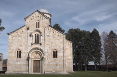 PORUKA IZ VISOKIH DEČANA TERA SUZE NA OČI: Ovo je dokaz nemerljive ljubavi Bogorodice prema narodu (FOTO)