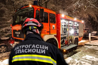 TRAGEDIJA U RAKOVICI: Planuo požar u kući, žena se nagutala dima i preminula na mestu!