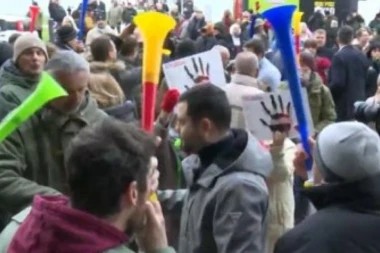 VEĆINA NE ŽELI DA UČESTVUJE U HAOSU! Opozicija lažira povrede ispred Skupštine grada, hoće da zauzmu parlament!