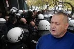 NE ZNAJU SA STID I SRAMOTU! Milivojević udarao po policijskim štitovima, opozicija nastavlja sa krvničkim ponašanjem! (VIDEO)