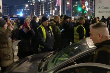 OPOZICIJA OPET PRAVI HAOS!  Blokiraju Beograd na vodi! SLUČAJNOG PROLAZNIKA ISPRSKALI BIBER SPREJEM