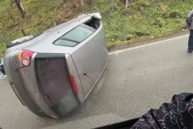 STRAVIČAN UDES KOD LAZAREVCA: Automobil završio prevrnut! (FOTO)