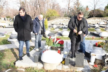 DŽEJOV KUM STIGAO NA POMEN: Zapalio sveću nakon Andrijane, prizori sa Novog groblja KIDAJU DUŠU! (FOTO)