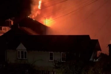 TRAGEDIJA! MUŠKARAC IZGOREO U POŽARU: Vatra gutala stambenu zgradu, STANARI EVAKUISANI (VIDEO/FOTO)