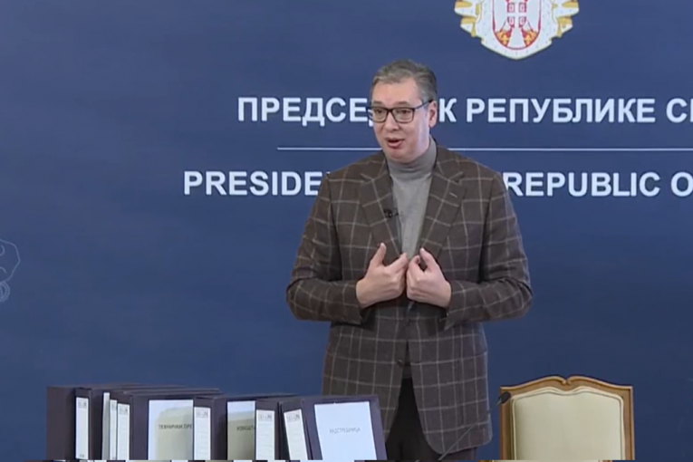 VUČIĆ DONEO SVU POTREBNU DOKUMENTACIJU KOJU SU ZAHTEVALI NA BLOKADAMA! Biće i javno objavljena, želim lično da je predam! (VIDEO)