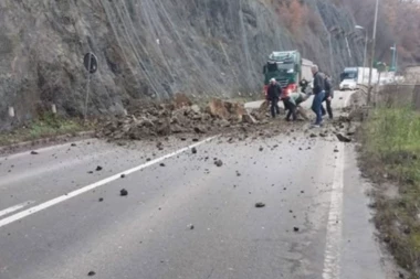 OPREZ! ODRONI VELIKA OPASNOST NA PUTEVIMA: AMSS upozorio i na velika zadržavanja kamiona