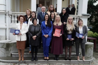 UDRUŽENJE "MILENIJUMSKA ŽENA" DODELO NAGRADE NAJUSPEŠNIJIM DAMAMA! (FOTO)