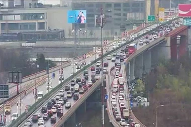 VOZAČI, NAORUŽAJTE SE STRPLJENJEM! Gužve na glavnim saobraćajnicama u BEOGRADU (FOTO)