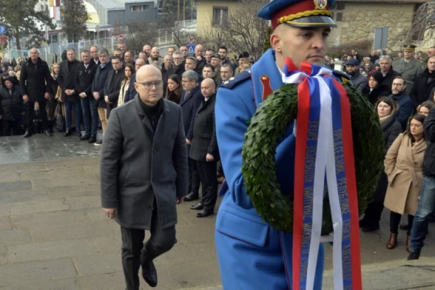 POLAGANJEM VENCA POČELO OBELEŽAVANJE 110. GODIŠNJICE KOLUBARSKE BITKE! Premijer Vučević na svečanosti u Lazarevcu! (FOTO)