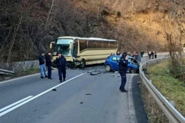 PRVA FOTOGRAFIJA TEŠKE NEZGODE! Automobil udario u autobus pun dece: Delovi vozila svuda po putu, AUTO POTPUNO SMRSKAN!