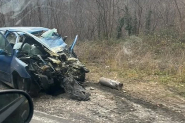 POGLEDAJTE KAKO IZGLEDA AUTOMOBIL POSLE DANAŠNJE NESREĆE KOD RAŠKE! Vozač prešao u suprotnu stranu i zakucao se u autobus pun dece! (VIDEO)